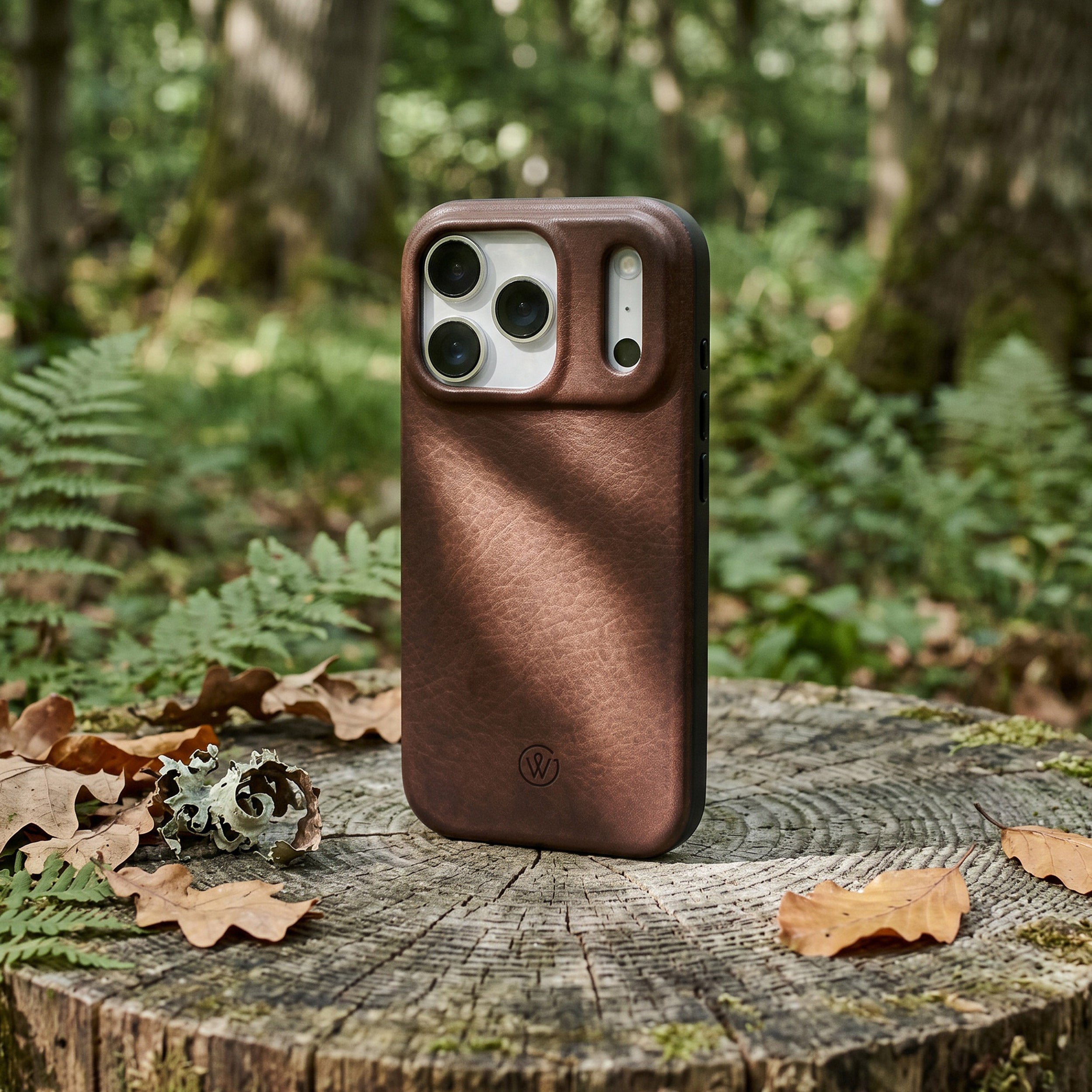 iPhone 17 Pro Hülle aus Leder und mit TPU Schutzrahmen steht im Wald auf einem Holzstumpf