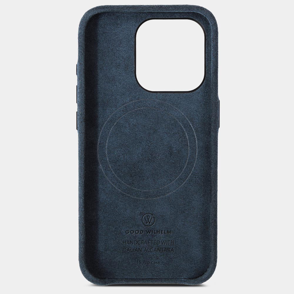 Hochwertige blaue Alcantara iPhone Hülle, Vorderseite (Innenseite) mit sichtbarem MagSafe und hochwertiger Logoprägung, freigestellt.