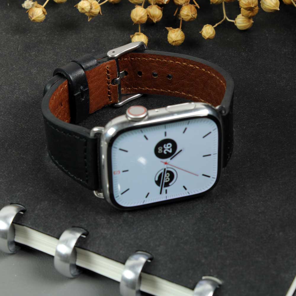 Auf einem Tiscvh liegt eine Uhr mit schwarzem Lederarmband von Goodwilhelm