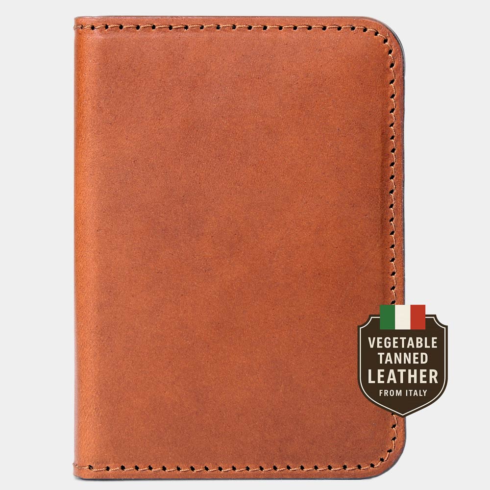 Vorderseite der GOOD WILHELM BiFold Wallet Arthur aus cognacfarbenem, vegetabil gegerbtem Vacetta-Leder, handgefertigt in Deutschland.