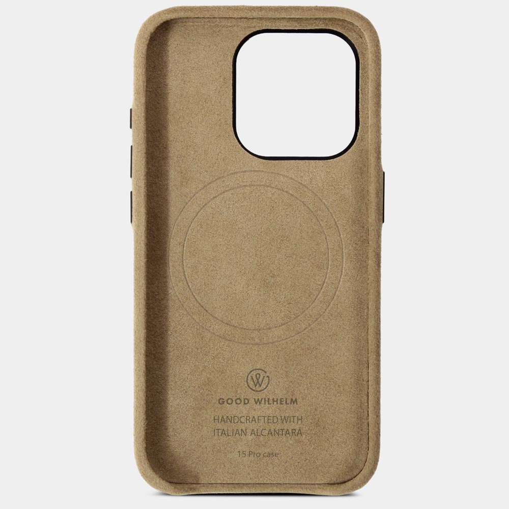 Hochwertige beige Alcantara iPhone Hülle, Vorderseite (Innenseite) mit sichtbarem MagSafe und hochwertiger Logoprägung, freigestellt.