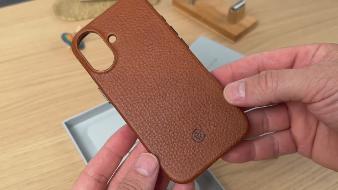 iPhone 17 hülle aus leder in cognac präsentiert