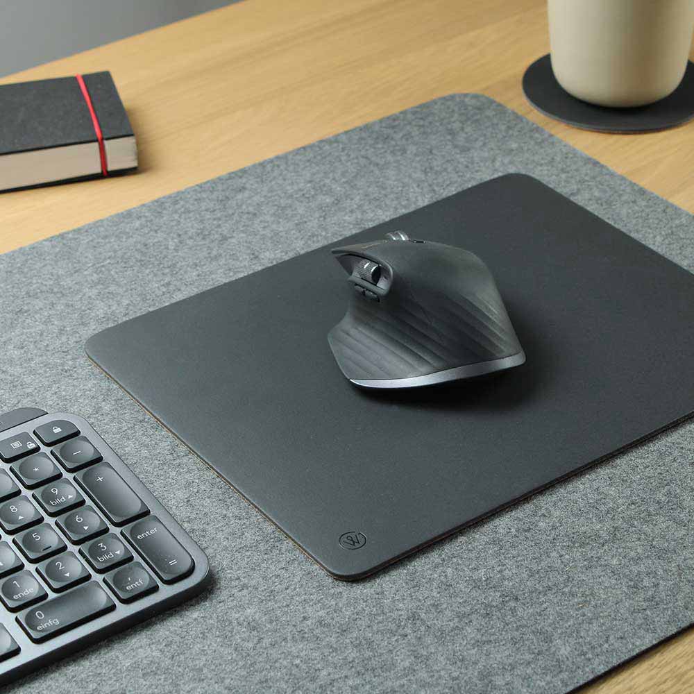 Mousepad auf einer Filzschreibtischunterlage von Goodwilhelm in der Farbe Charcoal